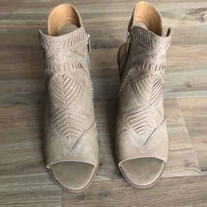 Universal thread boho open toe tan heels size 7